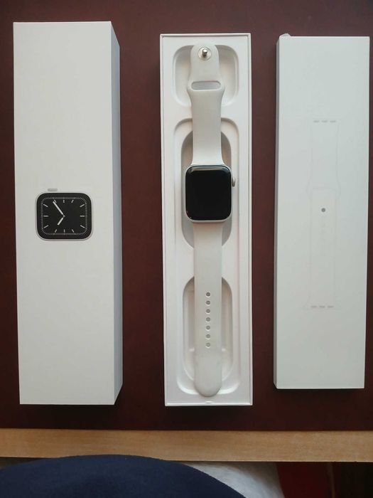 Apple Watch / Series 5 Silver / 44mm