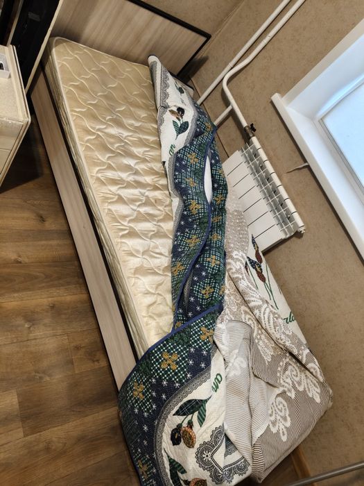 Кровать вместе с матрасом