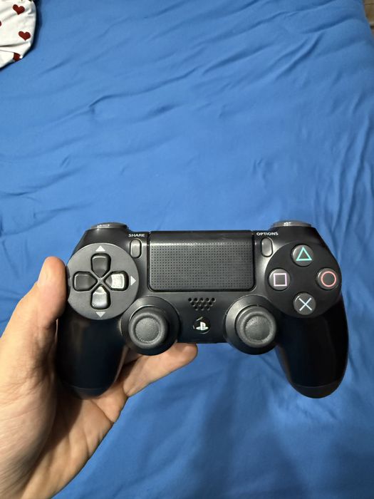 Vand Ps4 slim de 1tb memorie cu 2 manete si 13 jocuri