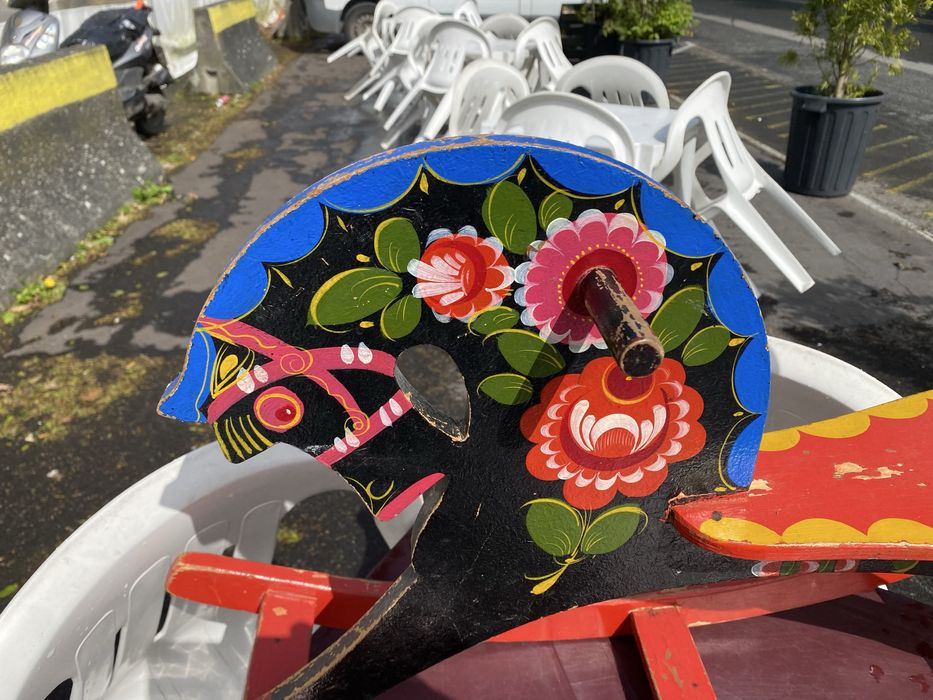 Люлеещ се кон от дърво люлеещо се конче