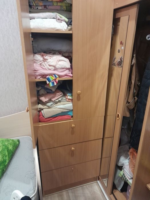 Продам  угловой  шкаф