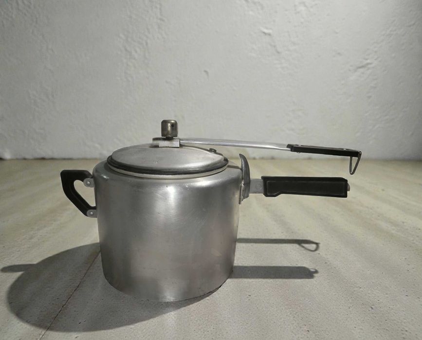 Унгарска тенджера под налягане