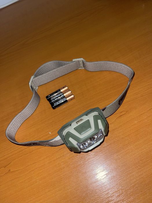 Vând lanternă drumeție PETZL ARIA 2 RGB