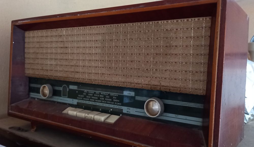 Radio vechi pe lampi