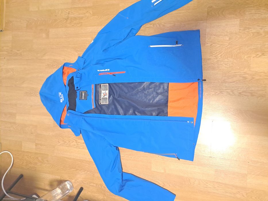 Vand  una geaca de munte