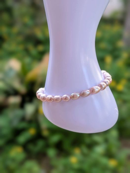 Veche bratara cu perle naturale de cultura, cu o prelungire cu o alta perla, culoarea mov
