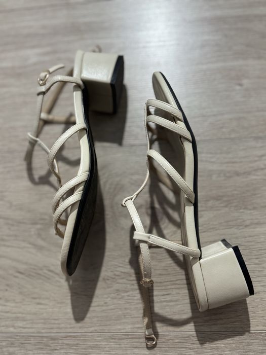 Бежевые нежные босоножки