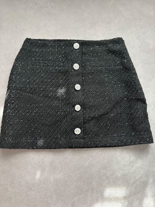 Черна пола с копчета