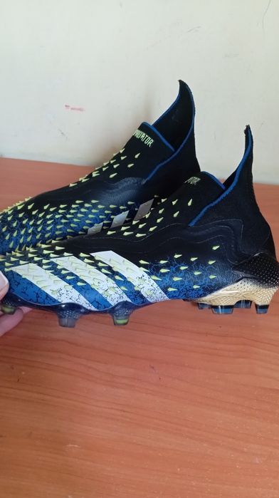 Продаются футбольные бутсы