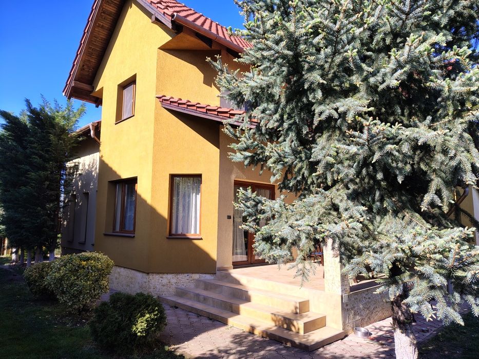 Închiriez casă  cu trei dormitoare, living, bucătărie,