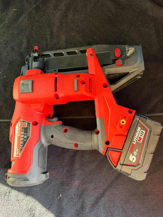 Milwaukee pistol de cuie pe acumulator