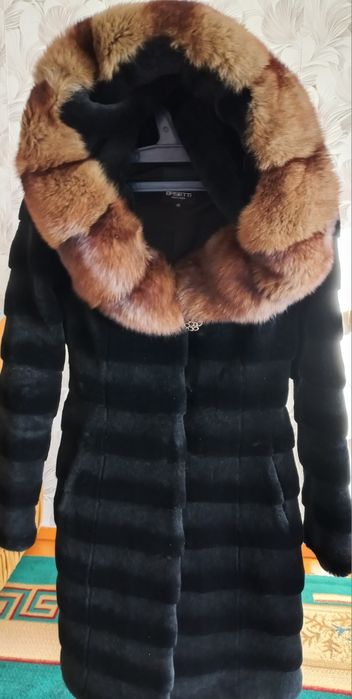 Шуба мутоновая с капюшоном из соболя