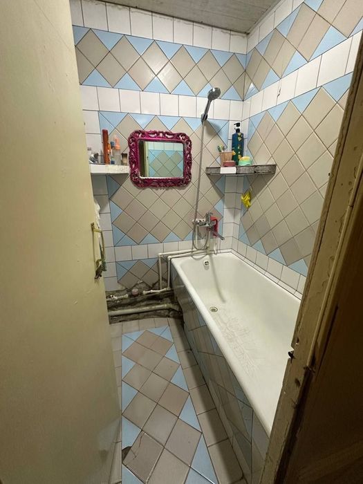 Продаётся 
Юнусабад 16 квартал
3/2/5 площадь 70м2