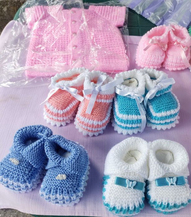 Ръчно плетени бебешки терлички.