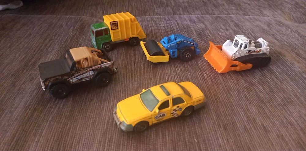 Продавам колекция Ферари от Шел и други.