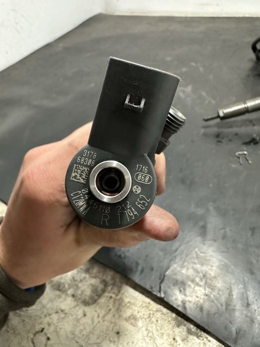 Injector injectoare BMW Seria 5 E60 E61 525d 177cp 2.5 diesel 7794652