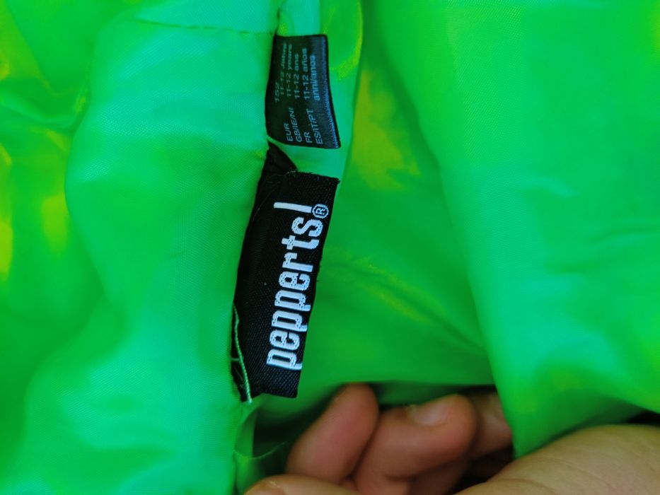 Vând geacă impermeabilă 11-12 ani.