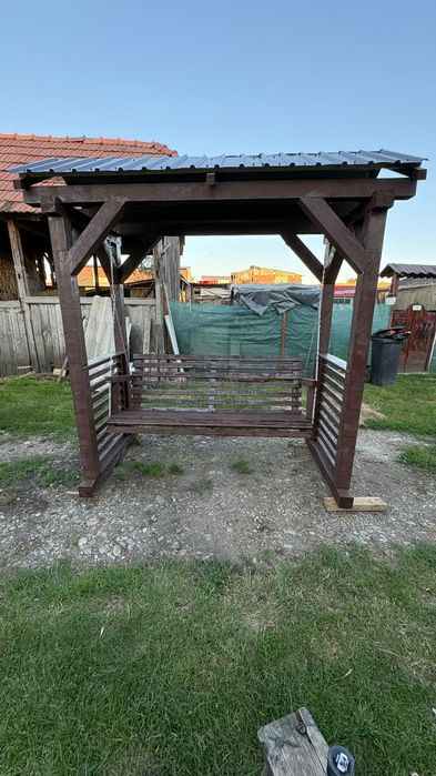 Leagăn din lemn.