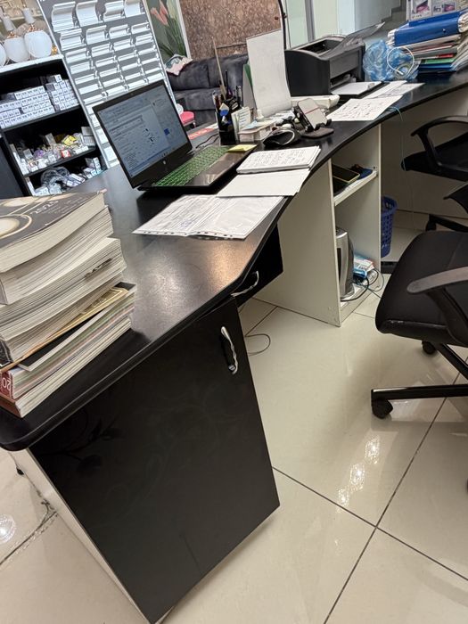 Стеллаж, стол, витрина