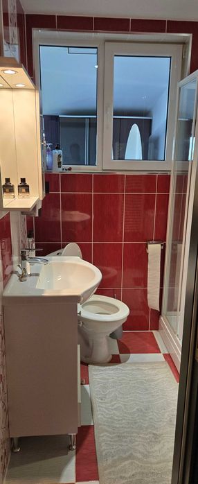 Inchiriez garsoniera Dambul Rotund, strada Caprioarei nr.3, 54mp cu 2 camere living bucatarie baie, toate renovateutilata full.