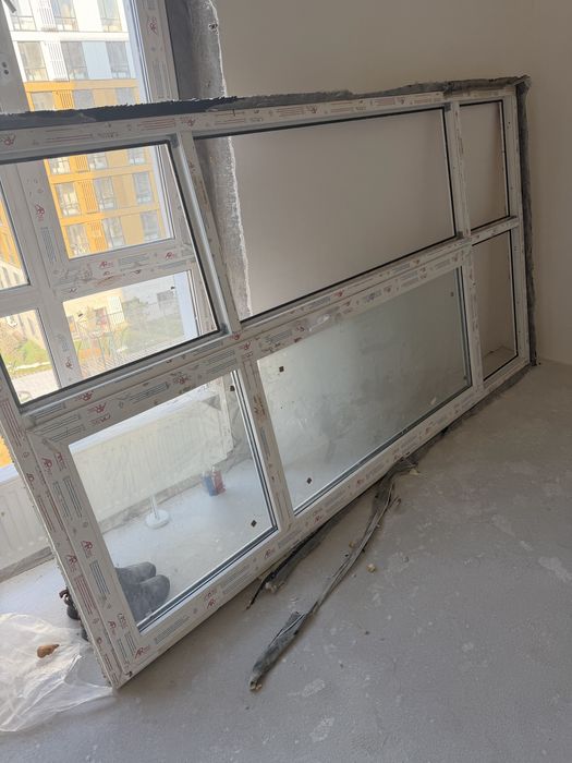 Фасадное окно с дверью