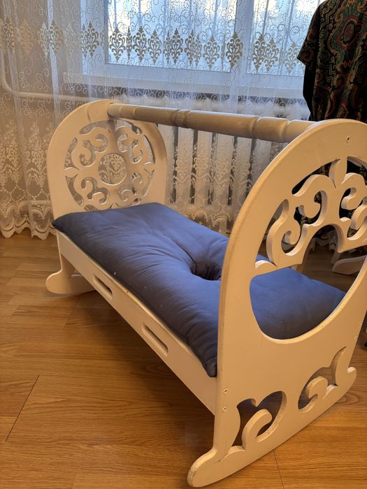 Бесик Бесік сатылады, жасауымен бірге