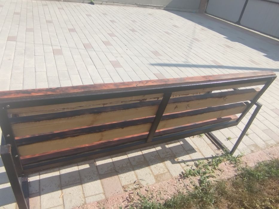 лавочка из красного дерева на улицу