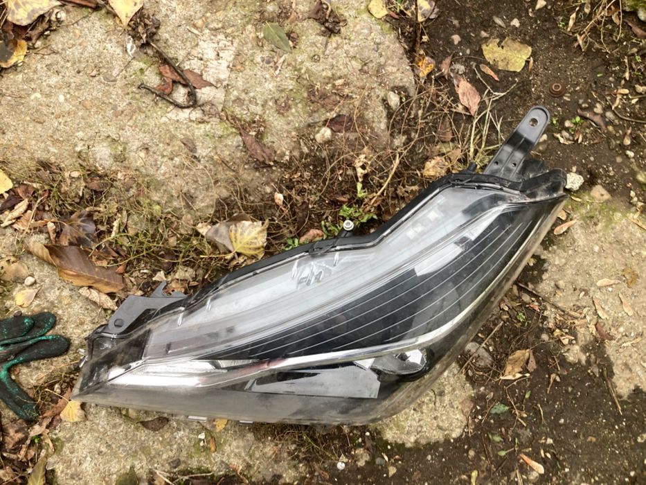 Far Toyota yaris 3 Facelift 2017 - 2019 faruri