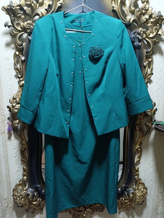 Женское платье  54го размера, нарядное зелёного цвета.