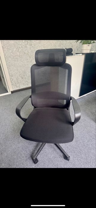 Офис учун мебельлар сотилади.