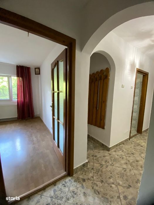 2 DECOMANDATE la etajul 2, centrala, bucatarie mare, boxa, Bicaz