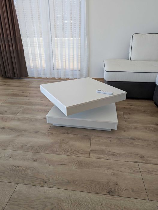 Холна маса с въртящ се плот