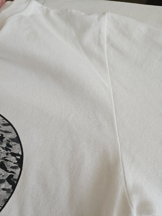 Белый лонгслив с принтом