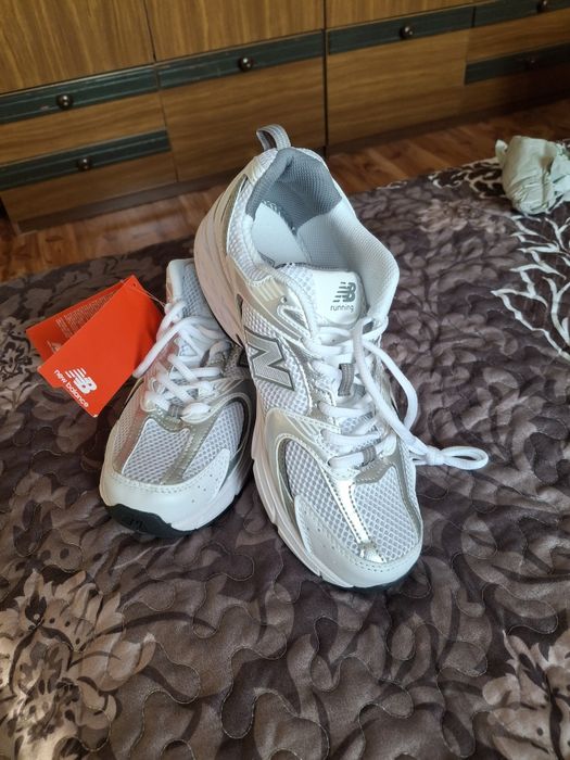 Кроссовки женские