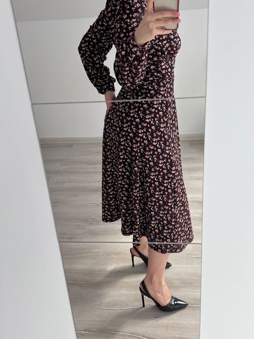 Rochia lunga cu flori de la Reserved