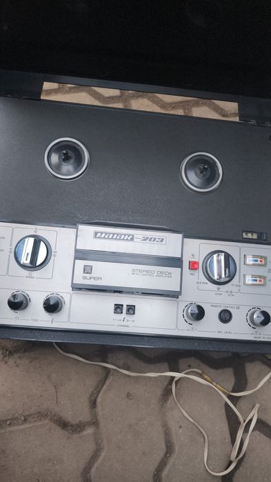 De vânzare magnetofon și radio