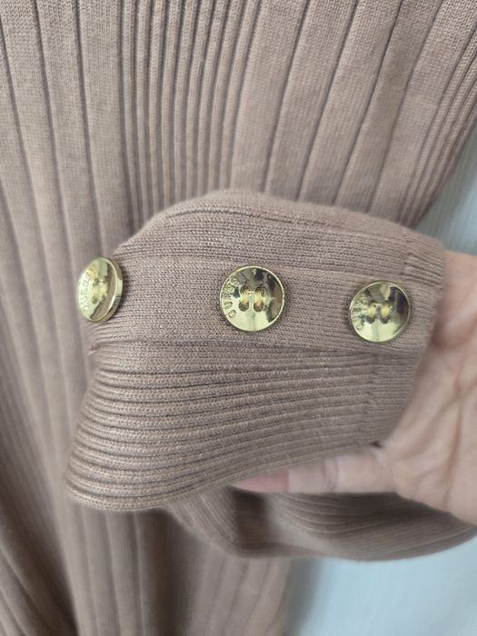 Оригинален стегнат  пуловер Guess със златни копчета