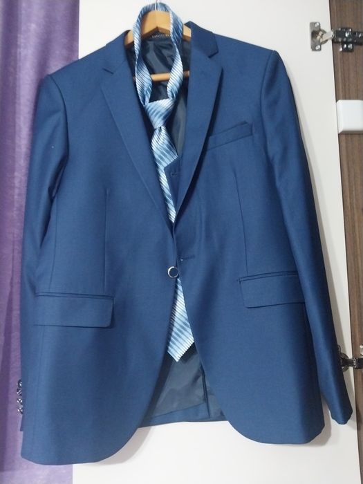 Продавам мъжки костюм