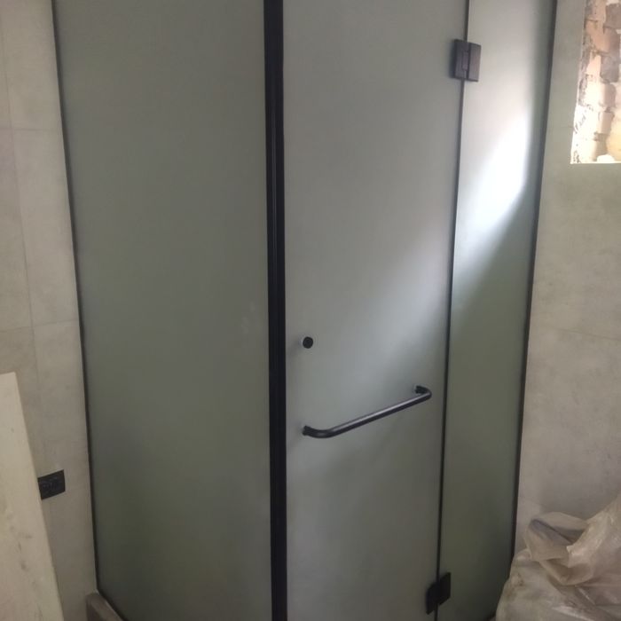 Стеклянные душевые кабинки и перегородки