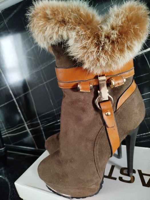 Сапоги женские продается