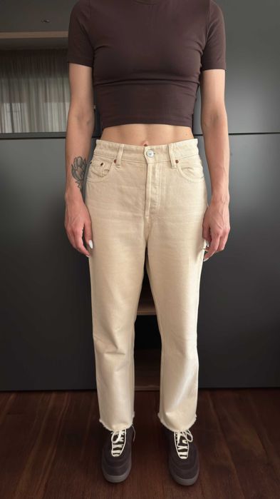 Blugi Zara mom fit, crem/ecru, talie inalta, tiv franjurat, M
