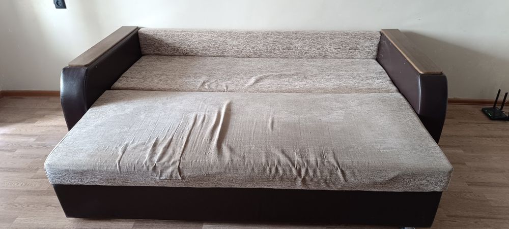 Диван раскладной с тремя подушками