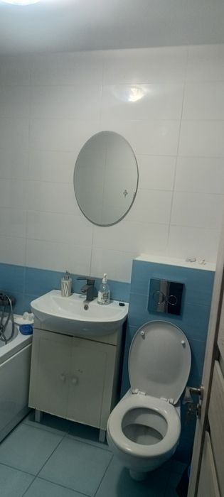 Închiriez apartament 4 camere.