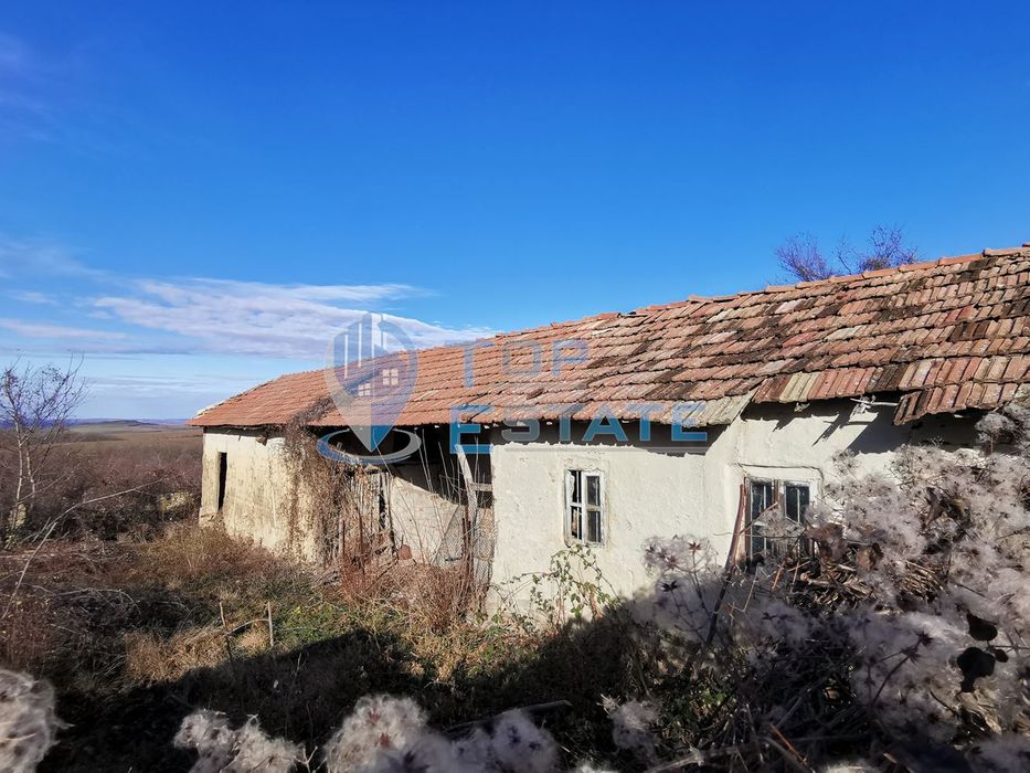 Къща с кладенец и голям двор в село Кавлак, област Велико Търново