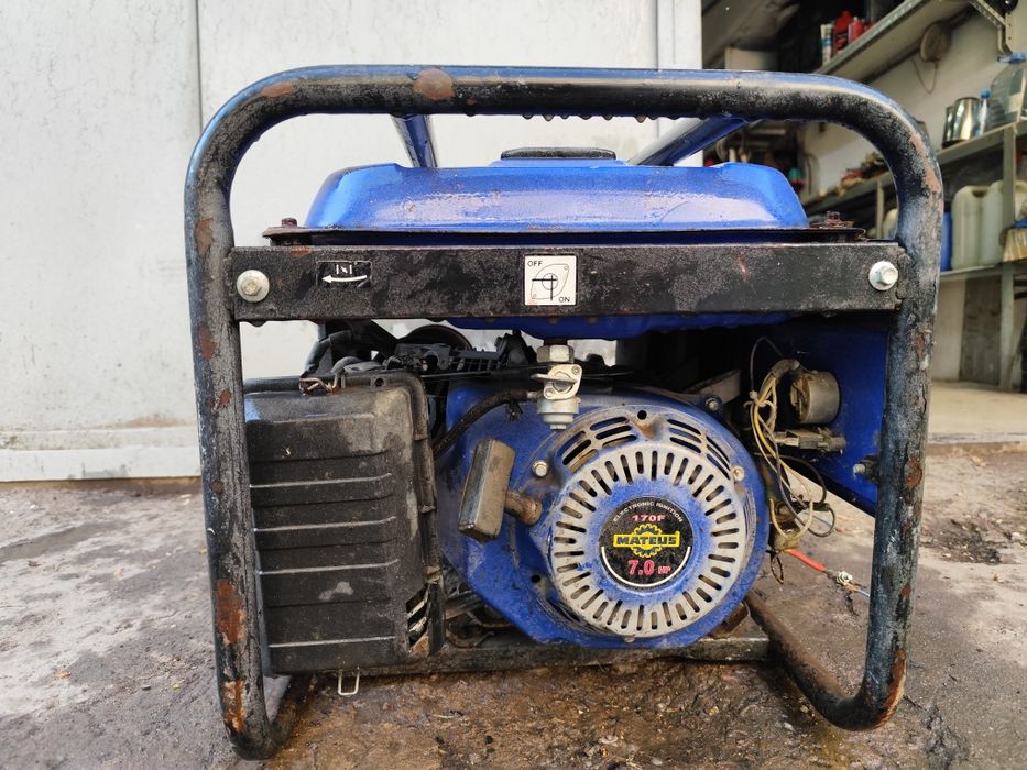 Бензиновый генератор.