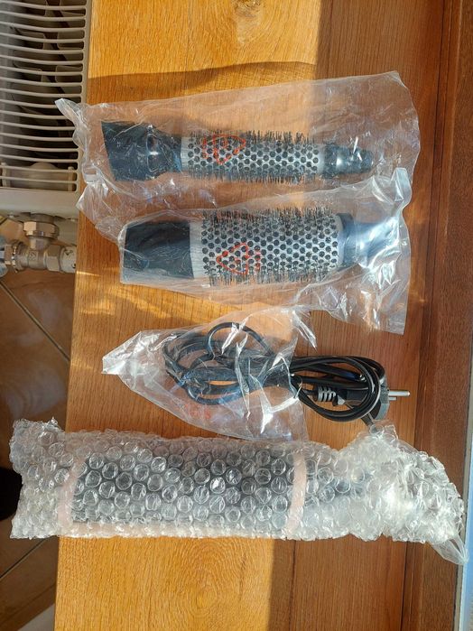 Vand perie electrica cu aer cald Philips Essential HP8661, uscator par