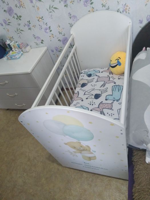 Детская кроватка с маятником