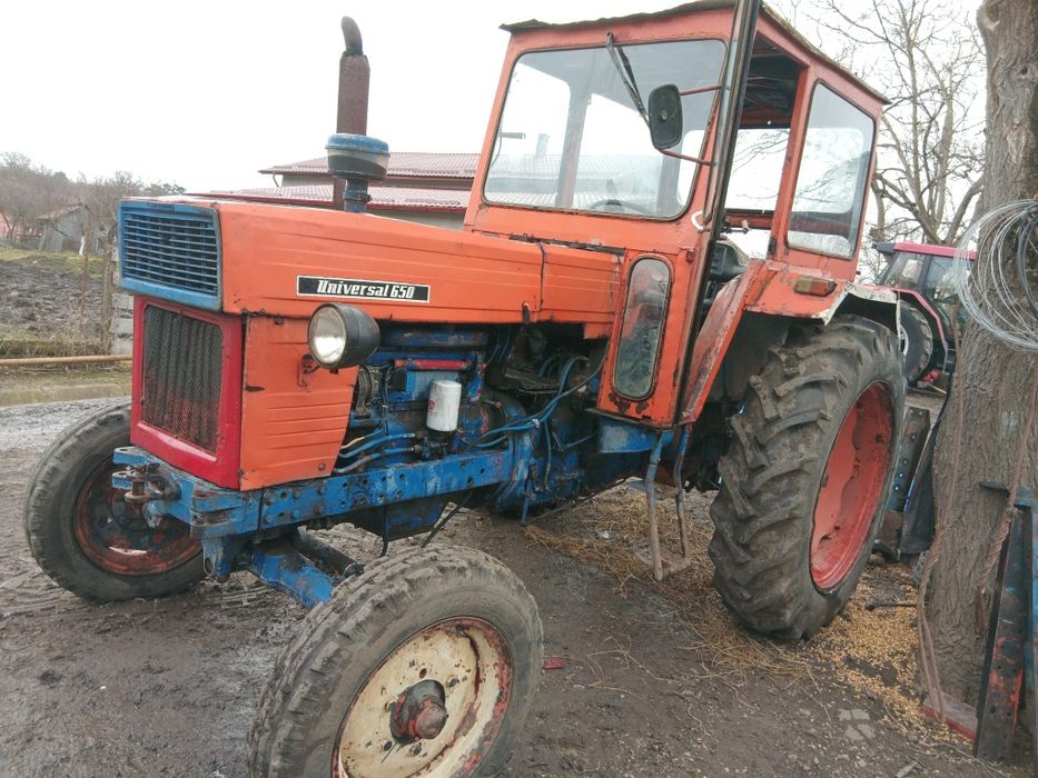 Tractor U650  cu încărcător frontal