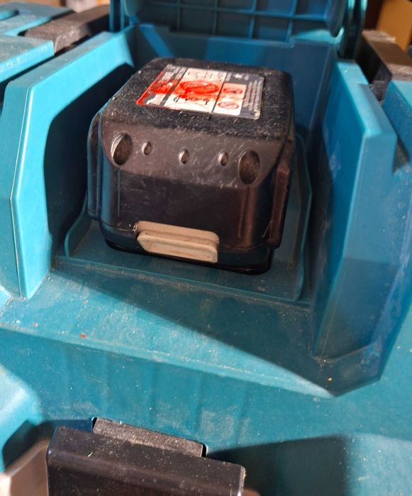 Makita DVC 750L прахосмукачка + батерия