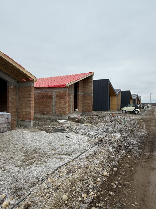 Casa la rosu  4 camere